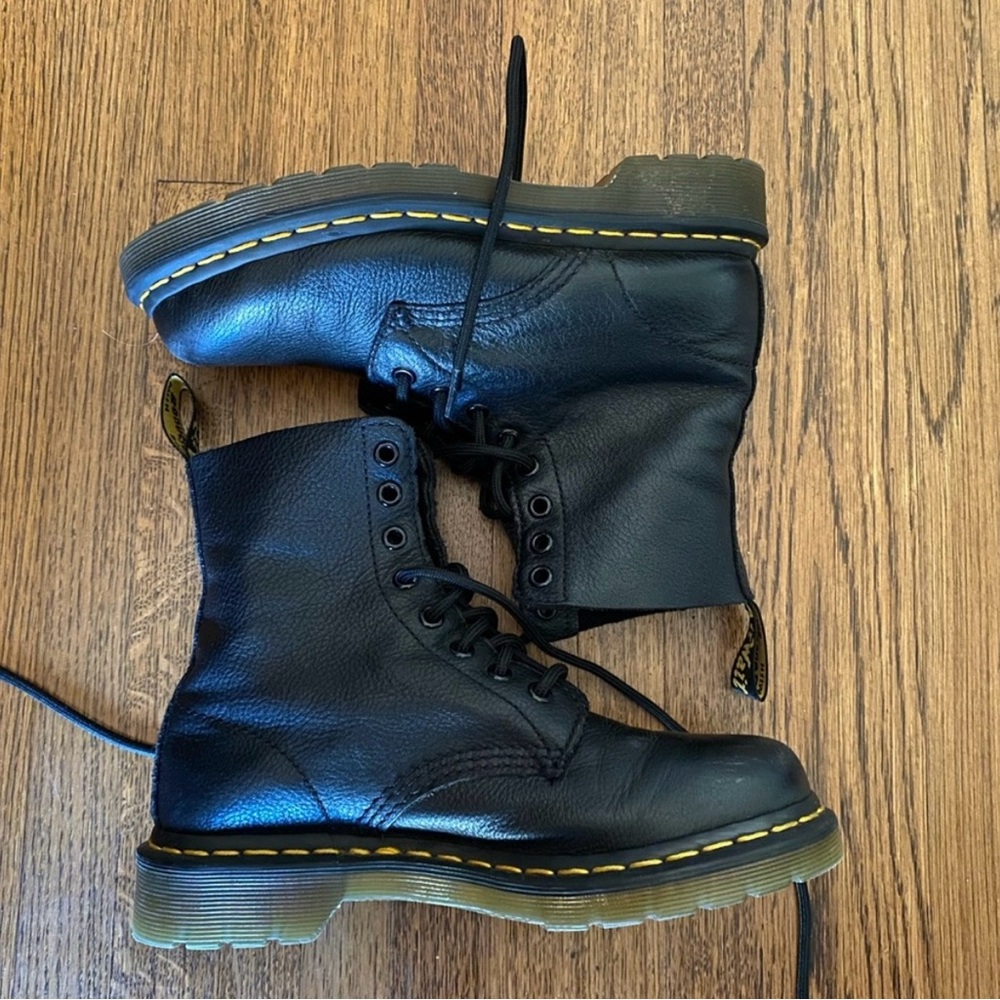 Womens Dr. Martens 1460 Pascal 8-Eye Boot
